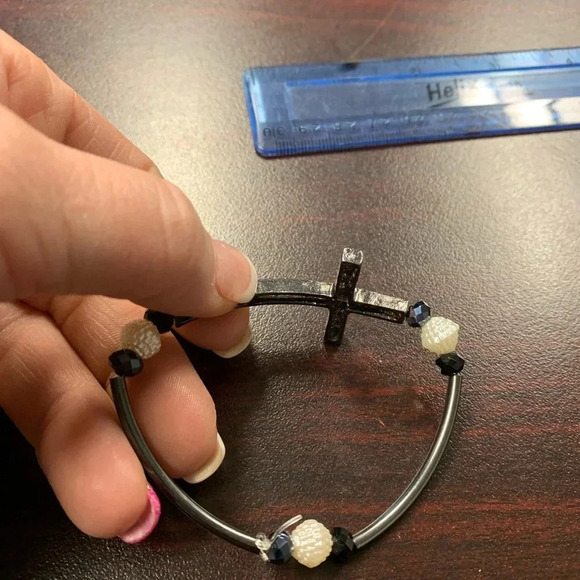 Handmade stretch cross bracelet black/white beads - Picture 4 of 7